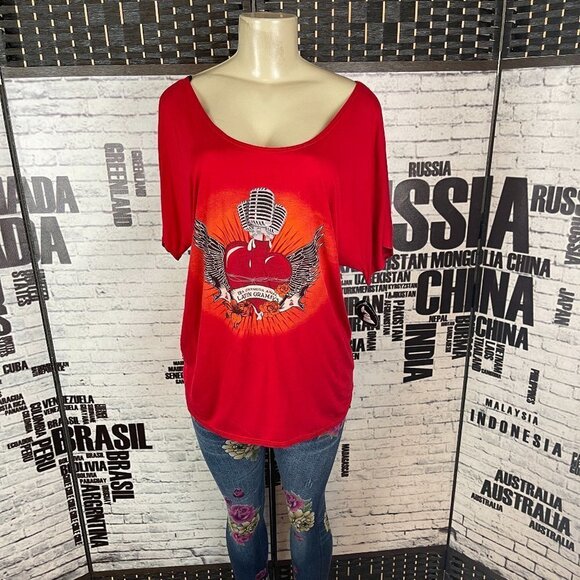 Grammy Store Simply Sporty Red Latin Grammy Graphic Scoop Neck Short Sleeve Tee - Picture 1 of 6